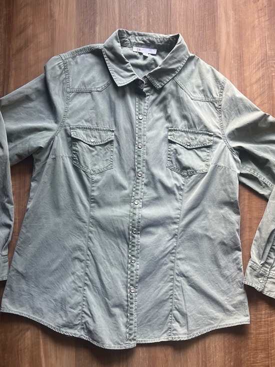 DR2 Tops - DR2 Women’s Casual Button-Down Shirt - Olive